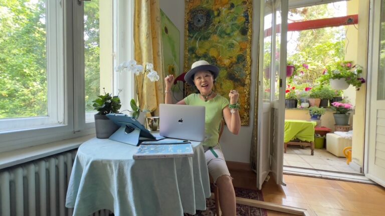 Künstlerin Moon Suk kämpft in ihrem Berliner Atelier mit Mac und iPads für digitale Freiheit
