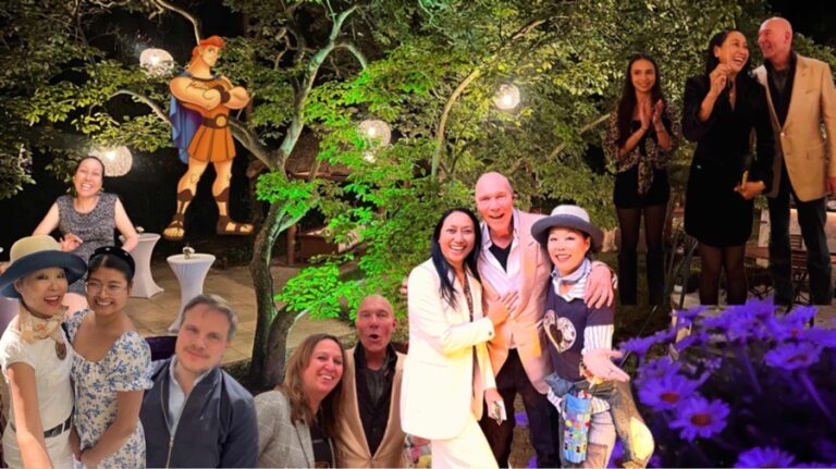 Nächtliches Bild vom Löwenpalais-Garten mit freigestellten Porträts der Bewohner (Moon Suk, Franzi, Myron, Lee, Jörg Starke, Yuni, Paloma) und Emojis für Hausmeister Matthias und Frau Pohl, die die Kreativität der Gemeinschaft symbolisieren