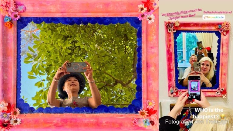 Kunstwerk Löwenpalais Spiegel, von Moon Suk im Garten fotografiert, mit Moon Suk im Spiegelbild unter grünen Blättern. Daneben eine Bloggerin, die sich vor dem Spiegel in der Ausstellung fotografiert hat, und eine weitere Person, die die Bloggerin fotografiert, wie auf Instagram gepostet.