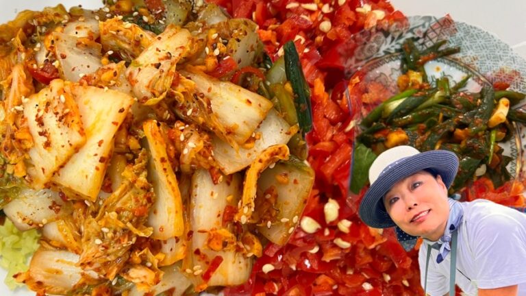 Freigestelltes Foto von Moon Suk mit witzigem Gesichtsausdruck neben appetitanregendem, frisch gemachtem MOON SUKs Kimchi; im Hintergrund handgemalte Peperoni.