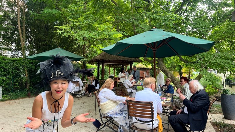 Moon Suk mit Fans und Familie im Garten beim Get-Together, symbolisiert die MOON SUK Familie und Gemeinschaft.