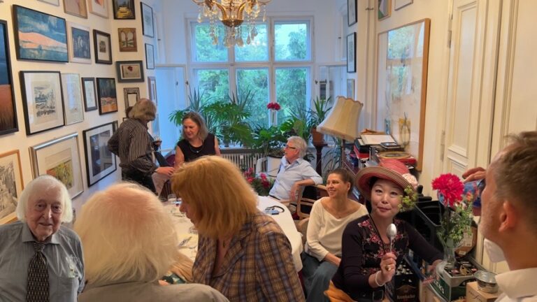 Günther Dubiks 90. Geburtstagsparty in seiner Berliner Wohnung: Moon Suk und Gäste umgeben von Kunstgemälden.
